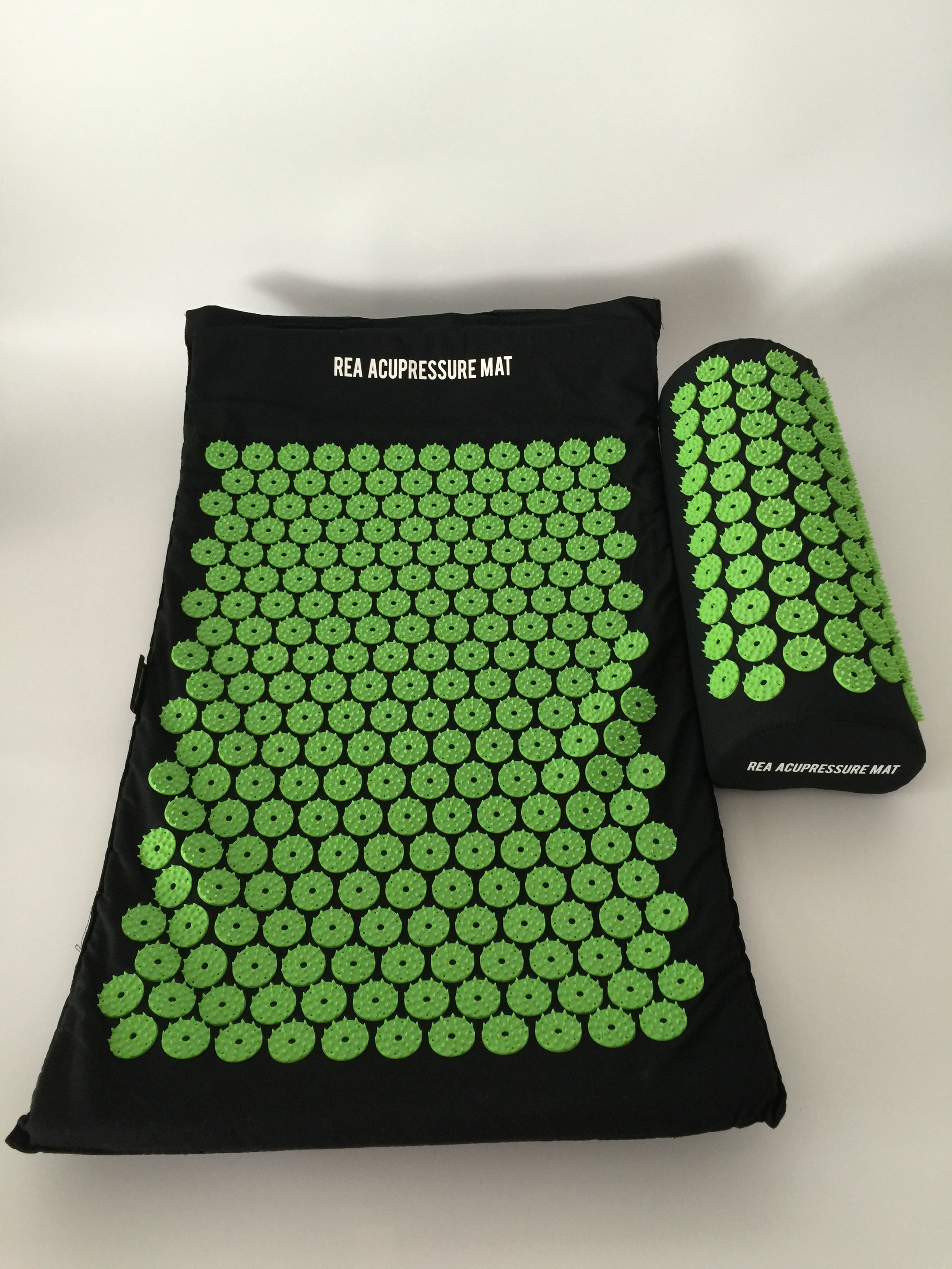 Piikkimatto, tyyny ja kantolaukku