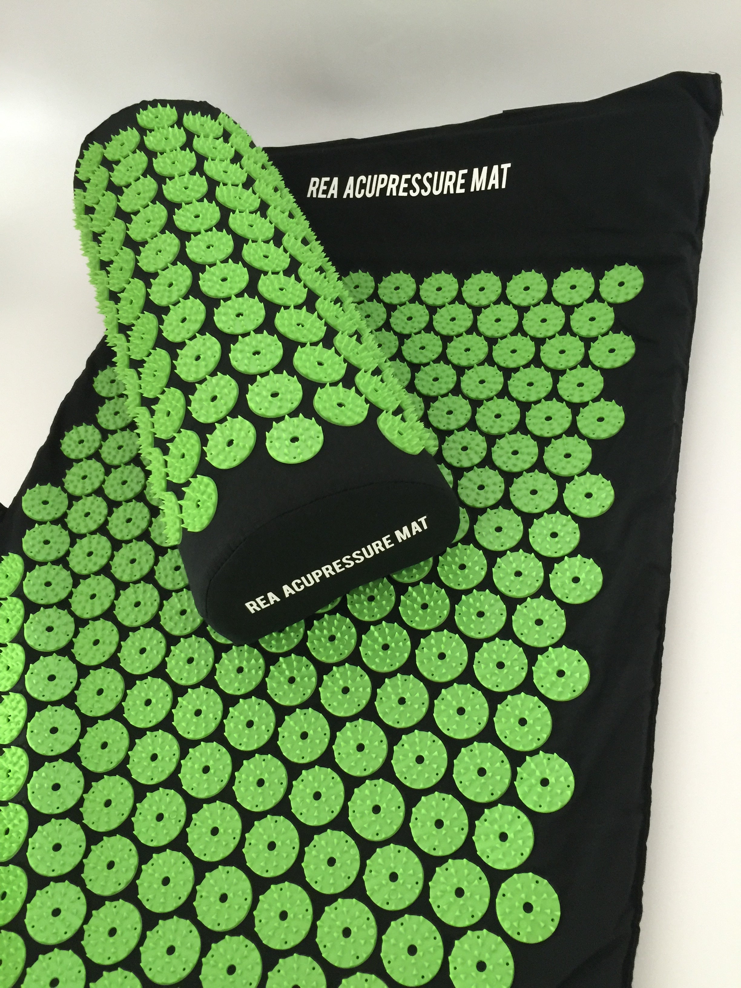 Piikkimatto, tyyny ja kantolaukku