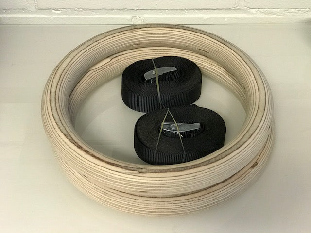 Puiset voimistelurenkaat hihnoilla